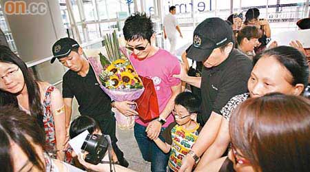 黃曉明離港時緊拖其中一名小fans同行。