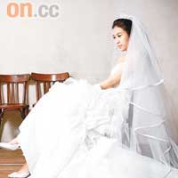 近日接辦韓國影婚紗的Angel，亦披嫁衣拍照留念。