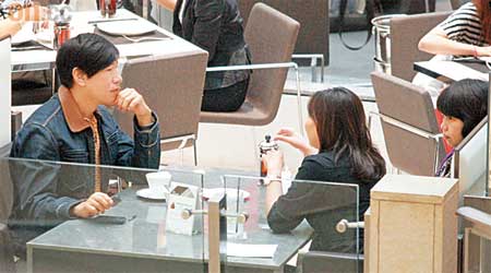 張耀揚與兩名女友人邊聊邊開餐。
