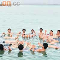 陳志雲在死海與一眾教友享受生活樂趣。