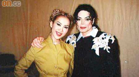 李玟難忘與MJ一面之緣，在微博上載兩人合照。
