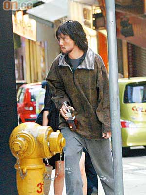 吳彥祖以「型男版犀利哥」造型現身中環街頭拍攝新戲，十分矚目。