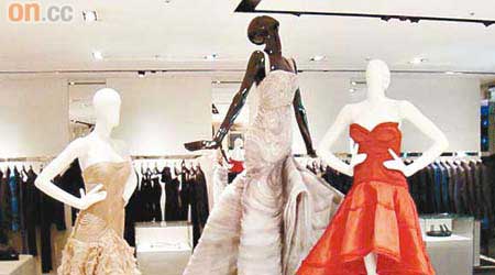 左起：彭妮露告絲、伊娃朗歌麗亞和謝茜嘉比爾着過的晚裝裙在Versace店內展出。