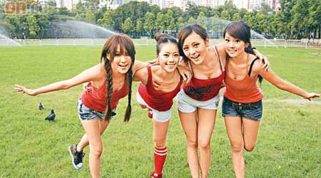 左起：Mia、Suki、Jeana和Betrys背心熱褲撐世盃。