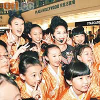 薛家燕跟小朋友出席《tvb兒童節天才大匯演》。