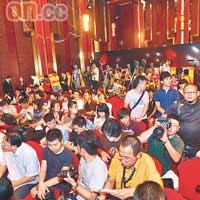 近三百位中港傳媒雲集記招，場面墟冚。