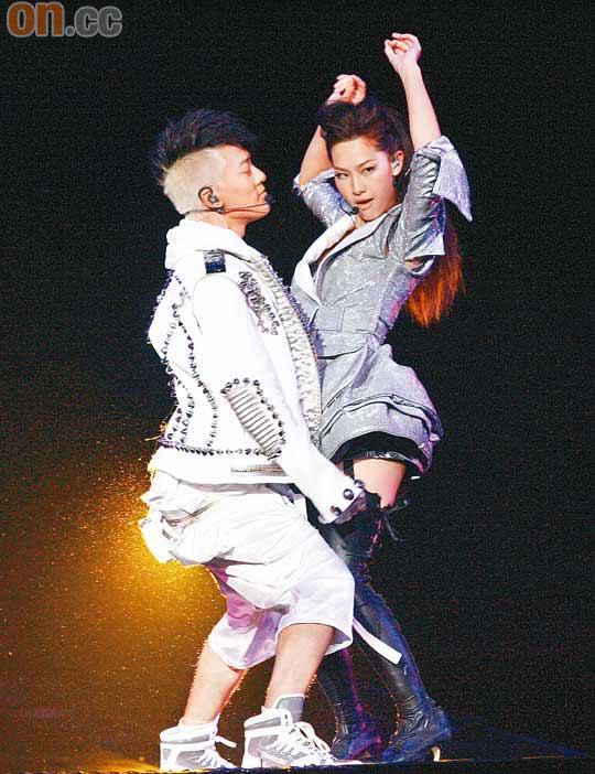 Raymond Lam Takes Off Kate Tsui's Clothes and Has A Dance Battle With Guests
