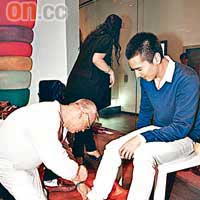 趙又廷由品牌大師為他量足，造獨一無二的鞋。