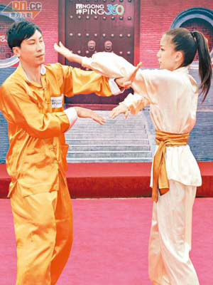 杜宇航與陳嘉桓表演詠春黐手。