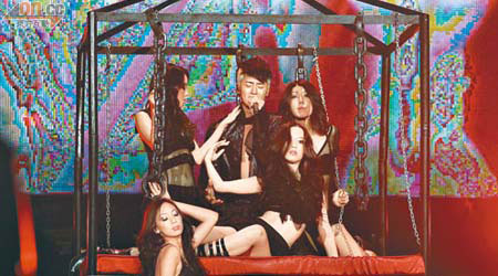林峯與女舞蹈員在床上大跳辣身舞，「翻版徐子淇」鍾浠文落力演出。
