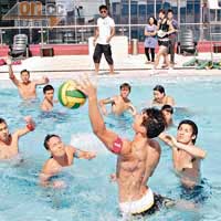 十位候選港男昨日半裸上陣打水球友誼賽。