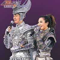 秋官威風凜凜的與李美慧在台上演出。
