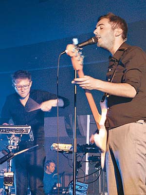英國樂隊Delphic以強勁電子音樂震撼樂迷。