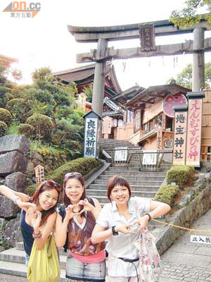 Calinda（左）與兩個妹妹在日本參觀神社。