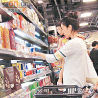 到超市選購食物，關詠荷都睇清睇楚成分才買。