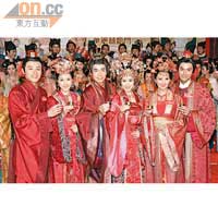 左起：黃浩然與鍾嘉欣、陳豪與阿佘、法拉及馬國明齊齊舉行婚禮為新劇造勢。