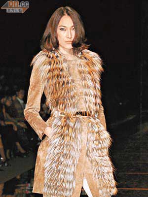 戴小奕穿上皮草外套，演繹新一代的Gucci女郎。