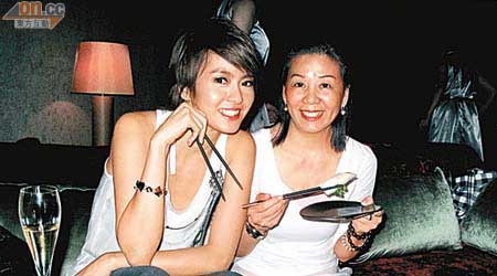 孝順女GiGi帶母親同行上海，寓工作於娛樂。