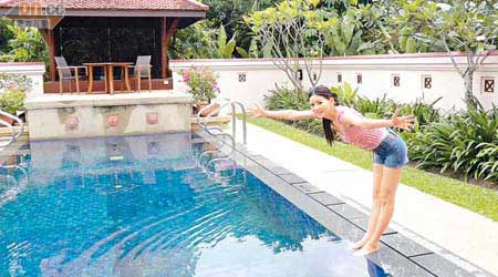 Maria隨時隨地都可在酒店內的泳池暢泳。