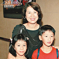 鍾秀蓮與家人齊齊欣賞音樂劇。