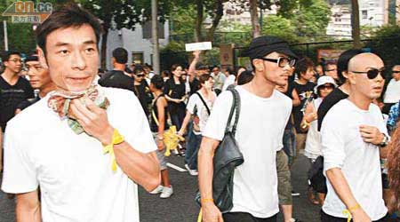 許志安（左起）、梁漢文及張衞健冒炎熱天氣參與遊行，對死難者表達心意。