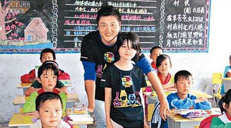 孫楠攜愛女出席助學公益活動，為學童化身美勞老師製作「愛心娃娃」。