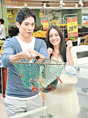 陳豪與新加坡女模黃慧敏到超市拍攝廣告，互動十足。
