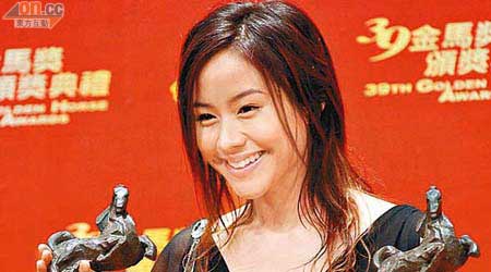 01年回流返香港發展，簽約星皓娛樂公司，首部電影《男人四十》為她打開星路，接連拿下香港金像獎、台灣金馬獎的最佳女配角及最佳新演員4個獎項。