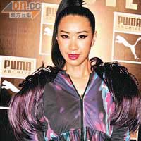 吳雨霏利用兩個紫色假髮DIY改裝服飾。