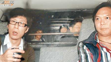 關楚耀（後排左）在東京獲釋後返港。