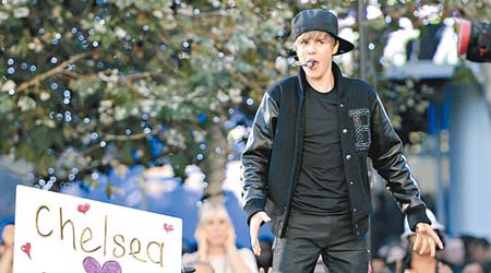 小Justin在戶外演出，更獲fans舉牌示愛。（美聯社圖片)