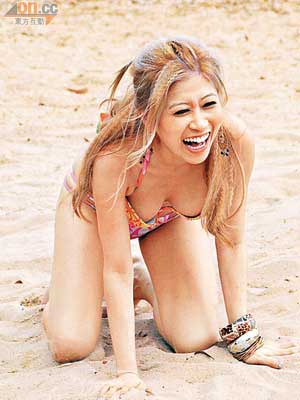 身材火辣的劉晨芝，穿上三點式熱爆沙灘。