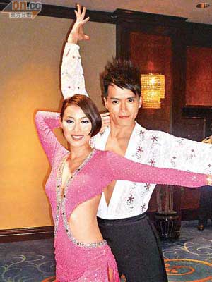 許家傑和袁嘉敏最近到大陸登台表演拉丁舞。