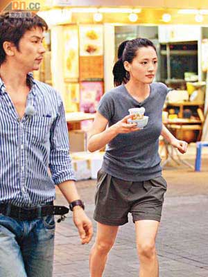 日劇天后綾瀨遙昨日與武田真治（左）現身廟街，進行拍攝工作。