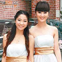 文恩澄（左）與裕美均穿上low cut擔任姊妹。