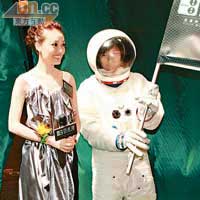 祖兒與「太空人」齊齊宣傳新店開幕。