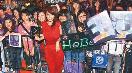 Hebe昨日在港舉行簽唱會，與歌迷近距離接觸。