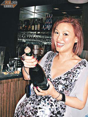 李蕙敏大前晚開香檳慶祝四十歲生日。