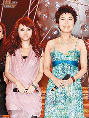 林欣彤（左）與關菊英錄影《金曲擂台》。