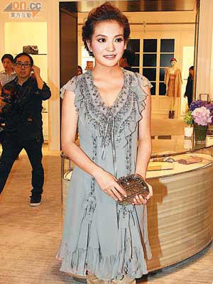 趙薇前晚盛裝在新加坡出席新店開幕派對，對今晚舉行頒獎的百花獎，直言恨攞影后。Dior裙＄112,000