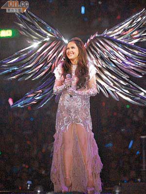 Janice背上巨型翅膀，變身天使向歌迷獻唱。