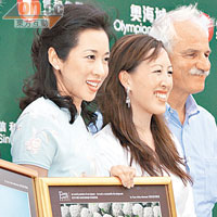 在信和集團集團總經理黃敏華（中）陪同下，朱玲玲喜獲Yann（右）贈送攝影作品。