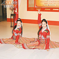「國產Twins」楊晴（左）和楊晶跳中國舞時做一字馬動作。