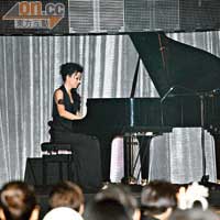 李美鳳表演彈琴，獲得全場掌聲。