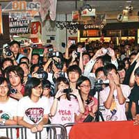 大批粉絲及市民為見AKB48，擠爆西九。