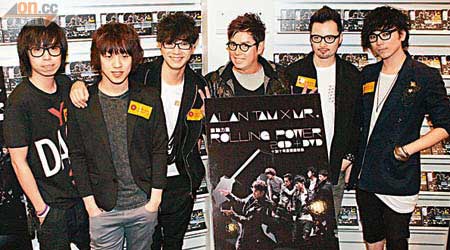 阿倫（右三）將帶Mr.到台灣金馬獎表演。