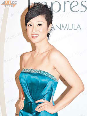 陳法蓉身穿由Dorian Ho設計的Tube Dress到場。