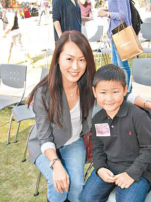 童愛玲帶同七歲兒子出席慈善活動。