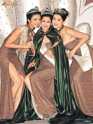 左起：陳美妤、岑麗香及張慧雯領獎後互相祝賀。