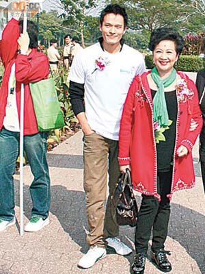 薛家燕與明珠台節目主持人蘇頌輝齊齊參加慈善步行活動。
